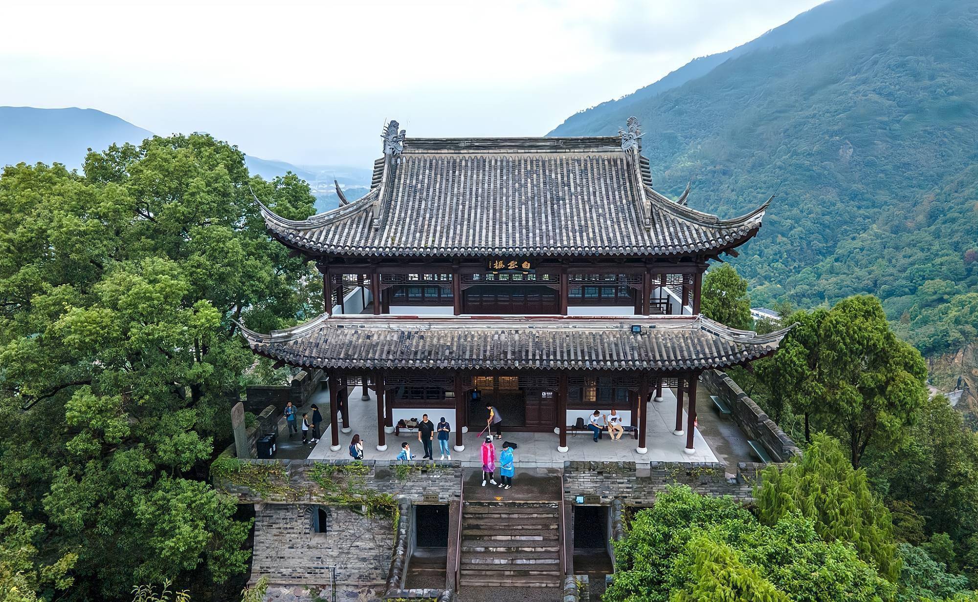 可惜我们去的那天白云楼内部正在维修改造,没能登上楼顶看风景,而是站