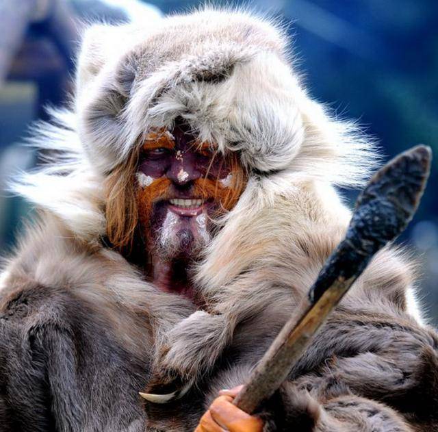 最早的中国古代服饰可以追溯到旧石器时代晚期,人们使用兽皮或树皮