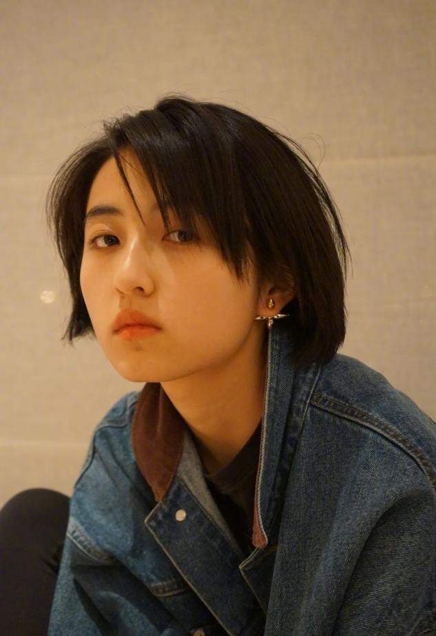 张子枫恋情后首次露面,留长发换风格变甜妹,拎3万包低调不露富_审美