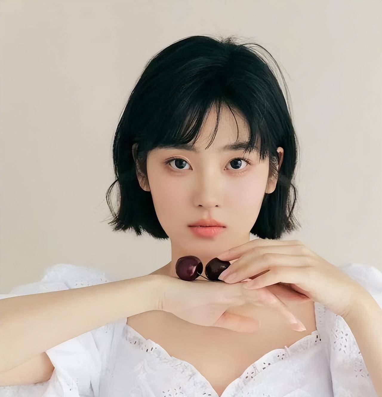 2022下半年这4款短发很流行,显脸小又好看_齐刘海_修剪_女生