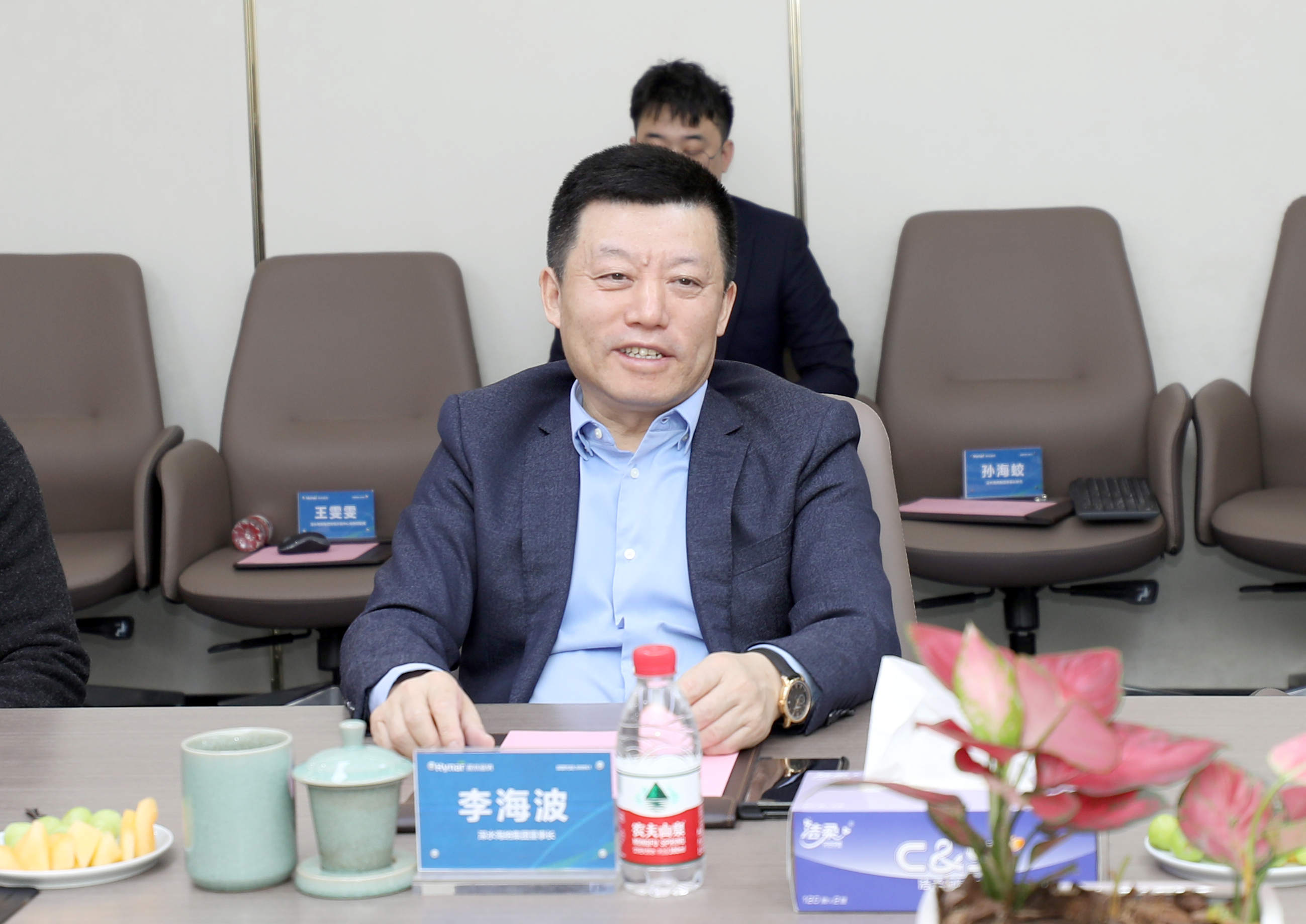 深水海纳集团董事长李海波,执行总裁肖吉成陪同考察并座谈交流