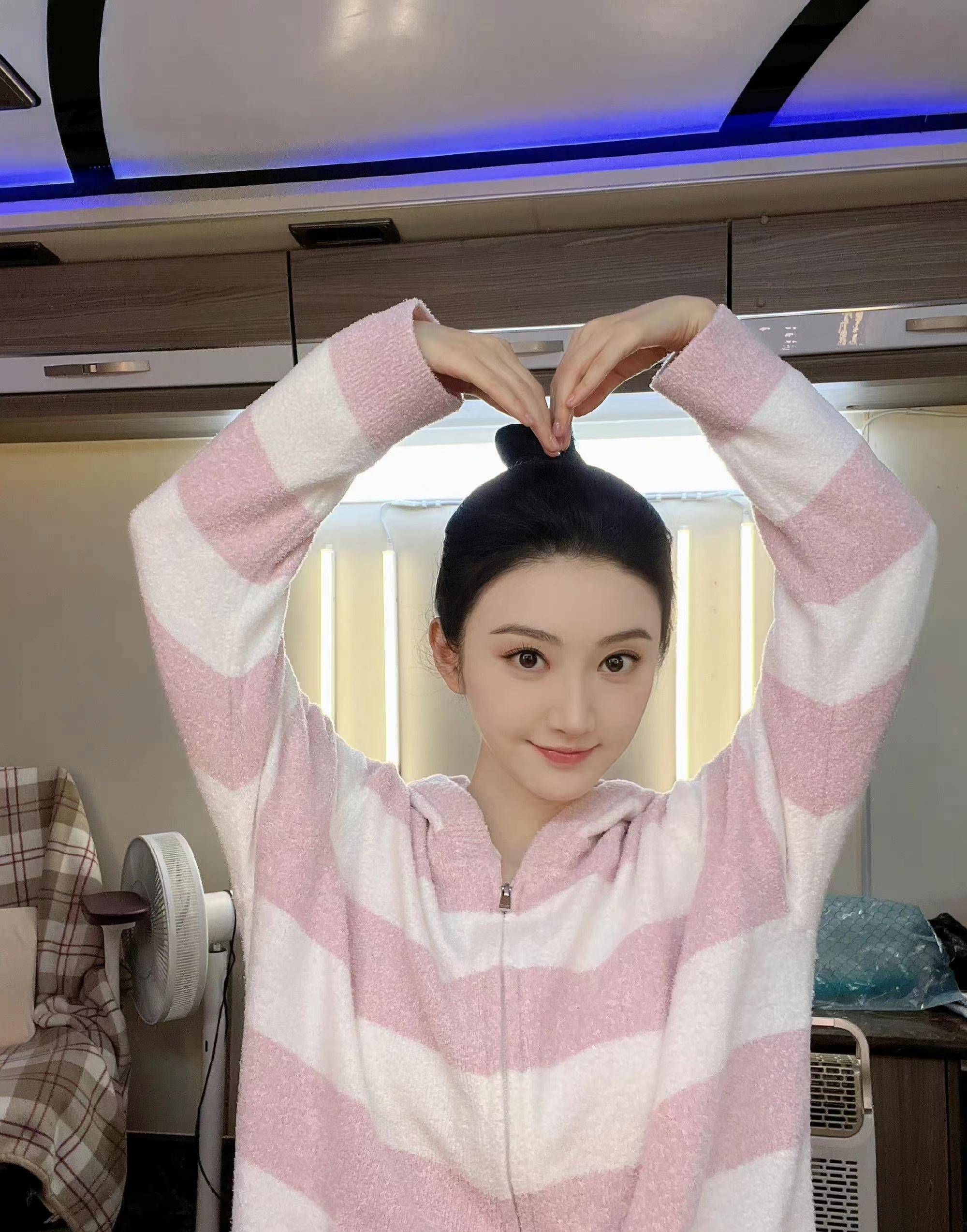 景甜晒自拍照,条纹针织衫搭丸子头,清新甜美范十足_粉色_造型_发型