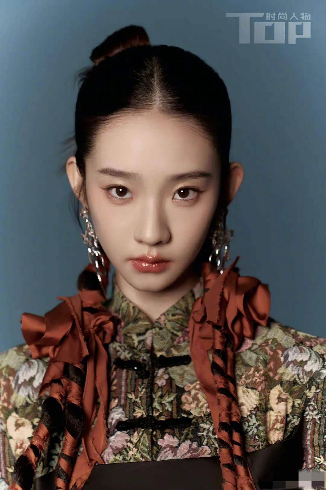 张艺凡清冷感国风大片,好清新灵动,又酷飒优雅_妹妹_羽毛_好身材