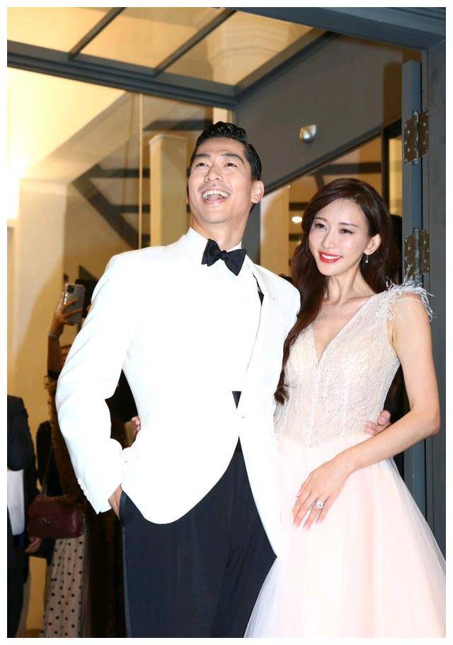 林志玲情人节和老公秀恩爱,一起骑车很甜蜜,还祝福大家节日快乐_爱情