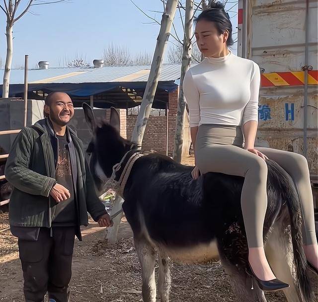 河南:女子穿着靓丽骑驴,身边男子冲其傻笑,两人表情引热议_风格_骑