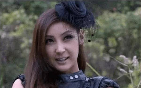 有种"整容"叫铠甲勇士的妮娜,如今卸妆穿军装,美到不敢认!