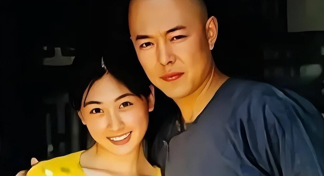 表面扮演"皇阿玛",实则真养"后宫":抛妻弃子,改国籍_张铁林_侯俊杰