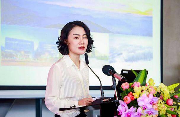 万科董事长秘书朱旭:每天短裙高跟鞋,月薪70万,至今"单身"_工作_时候