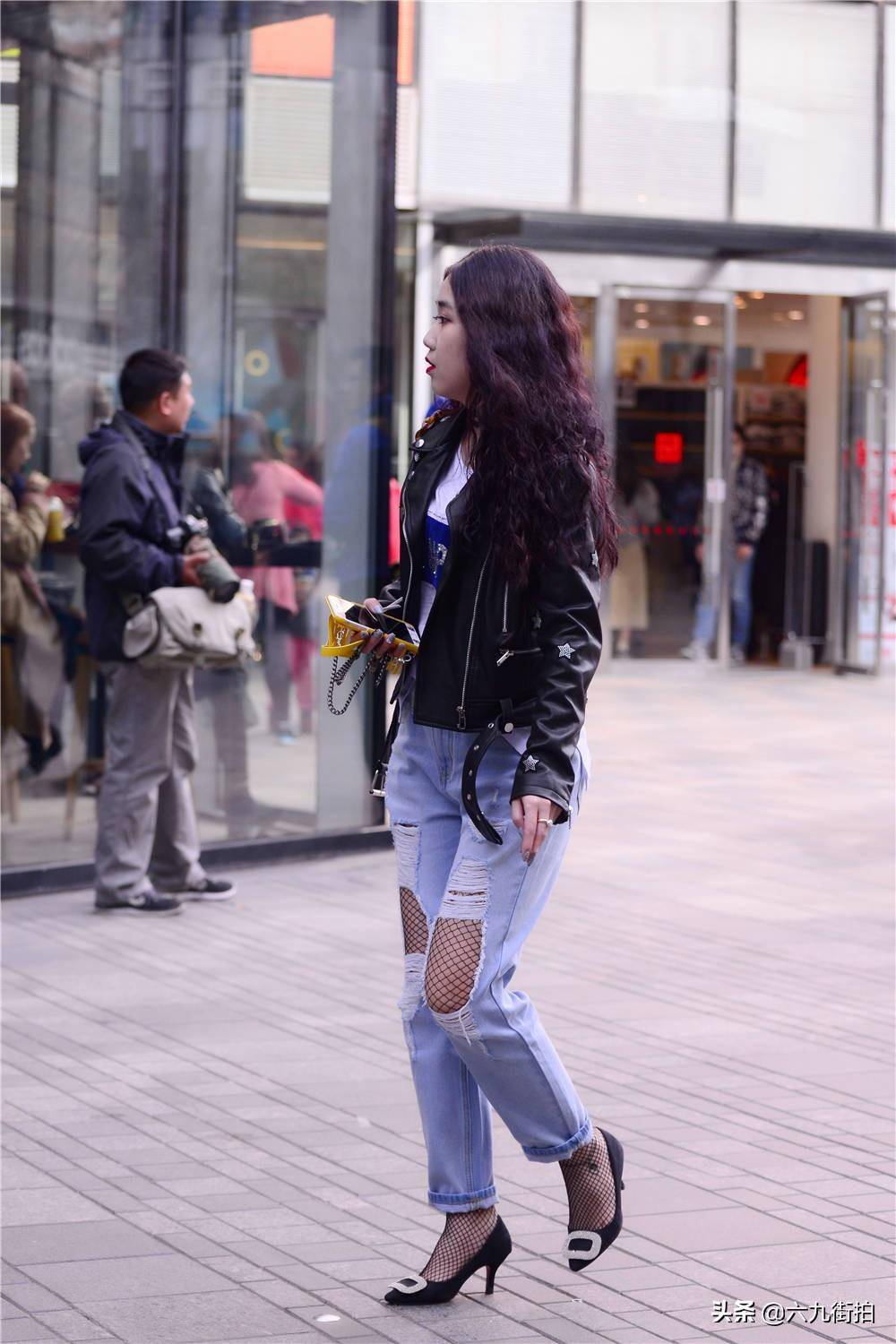 尖头细跟鞋,搭配黑色网袜,破洞牛仔裤,穿出层次感_女子_款式_风格