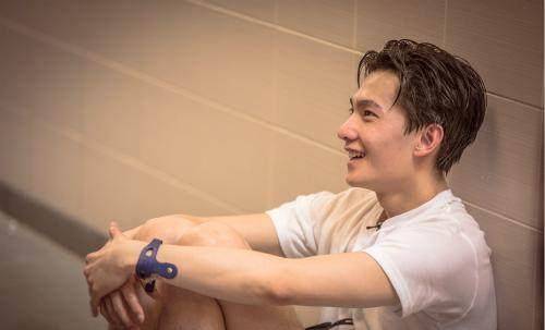 傅园慧送杨洋泳裤让他多锻炼,杨洋可是有强悍腹肌的_身材_的比例_舞蹈