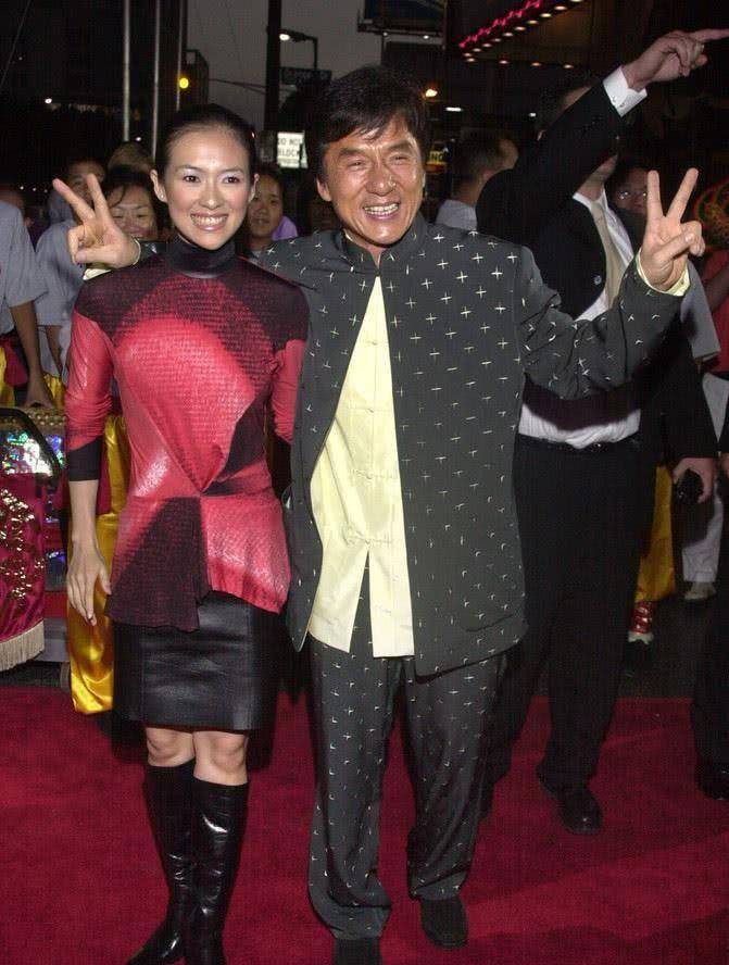 章子怡在成龙生日会上,曾把自己当"生日礼物",亲吻10秒才放开_房祖名