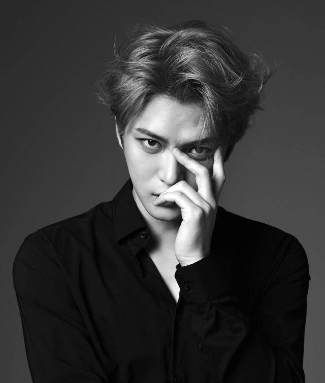 金在中黑色西装搭破洞裤现身机场,犯困,歪头杀萌到炸,帅得过分_身材