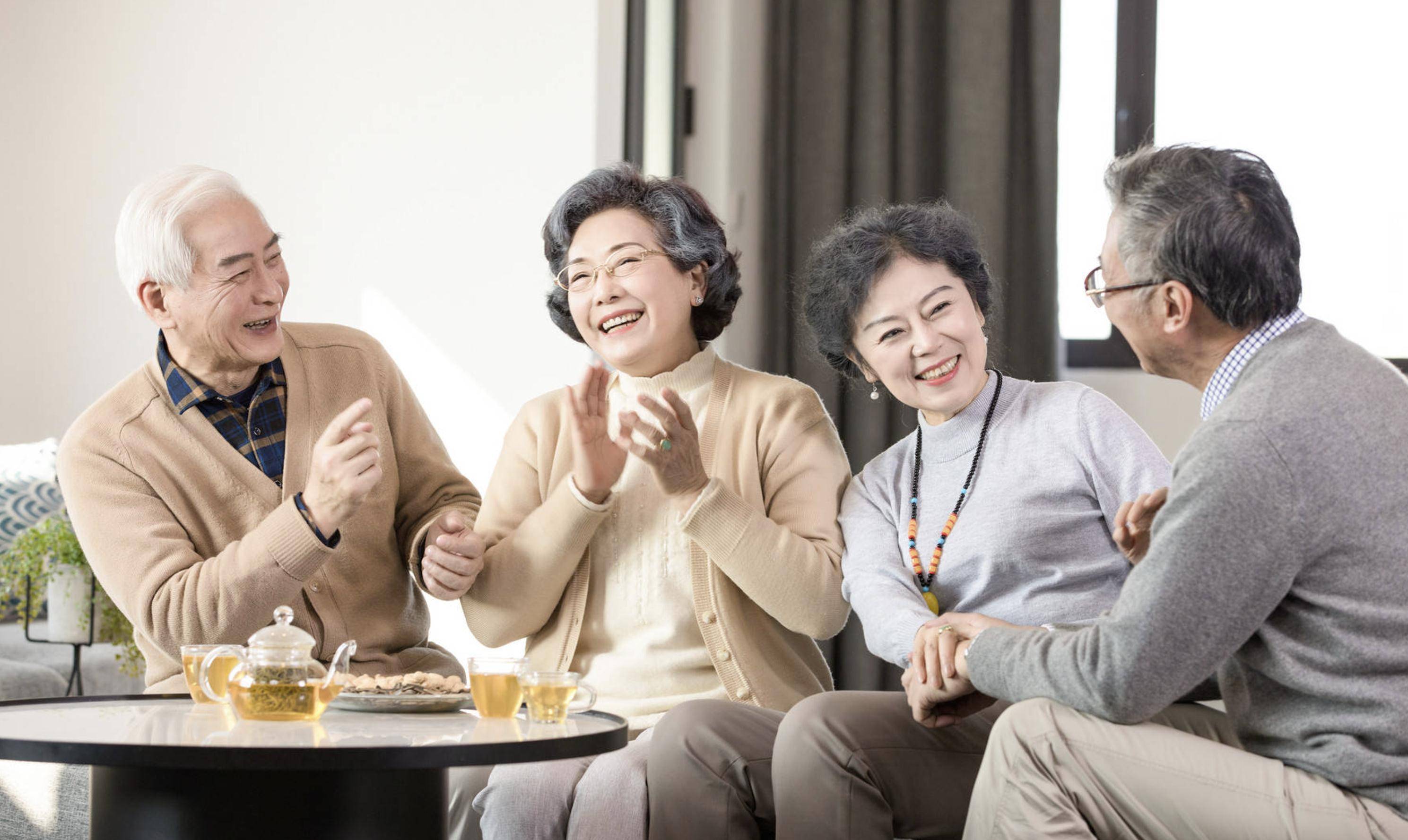 晚年跟亲家两口子抱团养老,不到半年就散伙,大妈:老伴差点没了_生活