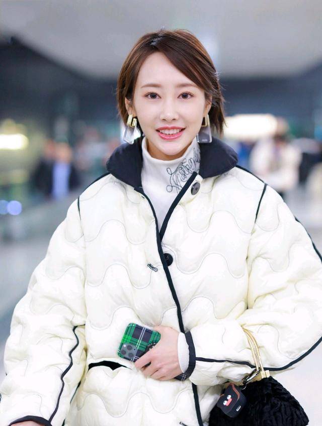 李纯的头发造型很减龄,斜刘海短发造型搭配黄棕色,时尚又俏皮_裁剪