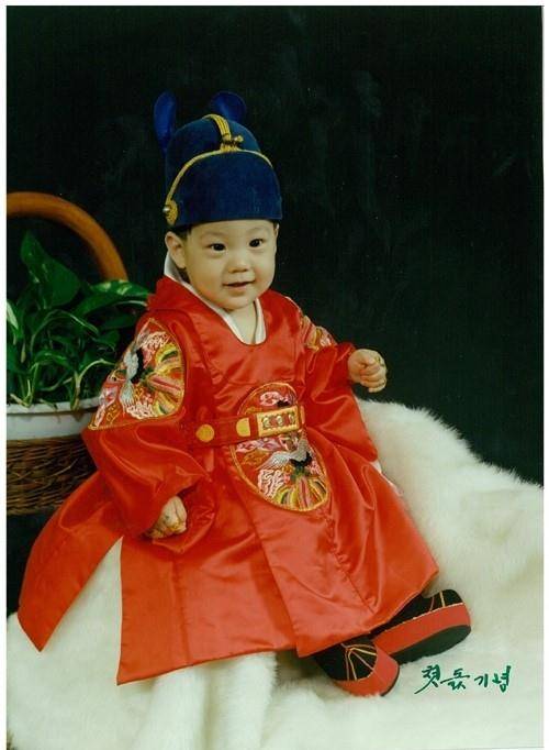 从小帅到大的绩优股花美男_小时候_妈妈_小学