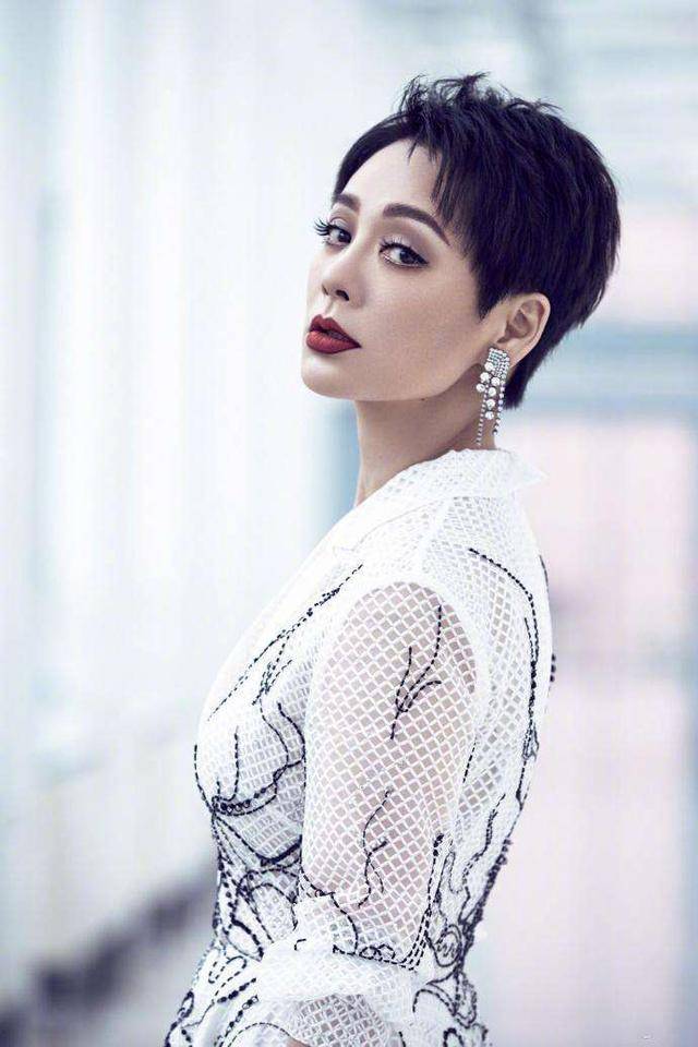 宁静时尚感可真强,修身开叉裙配皮衣,看身材可不像48岁的人_黑色_显得