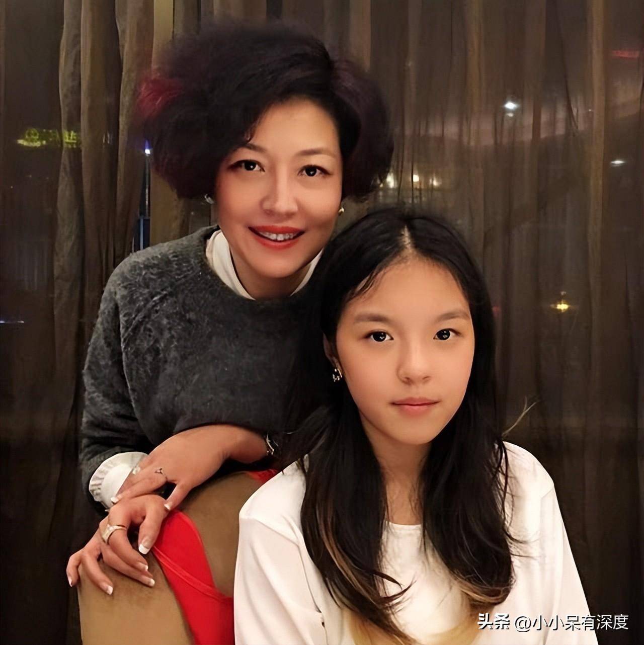 李咏女儿近照,颜值逆袭了,李咏一度担忧女儿的长相,为此很愧疚_法图麦