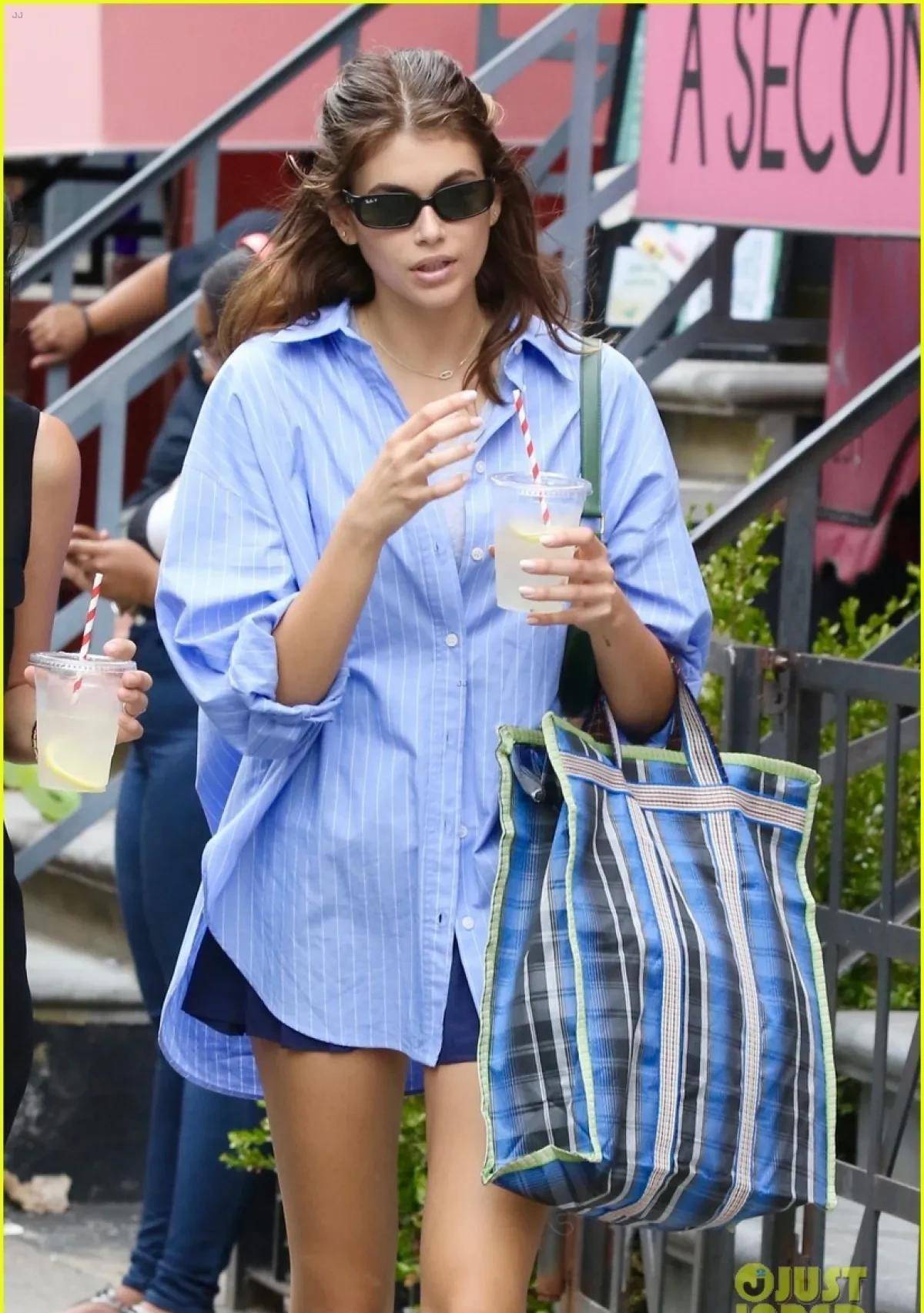辛迪·克劳福德的女儿穿着时尚的短裙在街上路人纷纷侧目