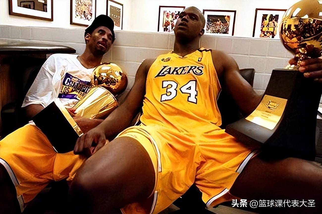 据说他的臂围可达48厘米.他喜欢在健身房训练.据说他可以卧推230公斤.