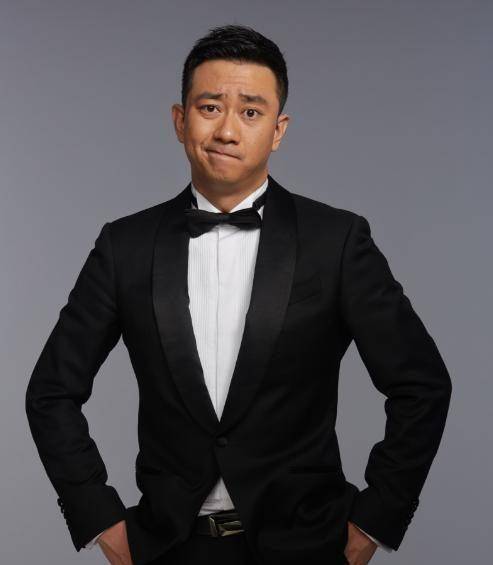 安家里的绿茶婊:王子健捧鲜花接女友,被说成老同学,还嫌车不好_客户