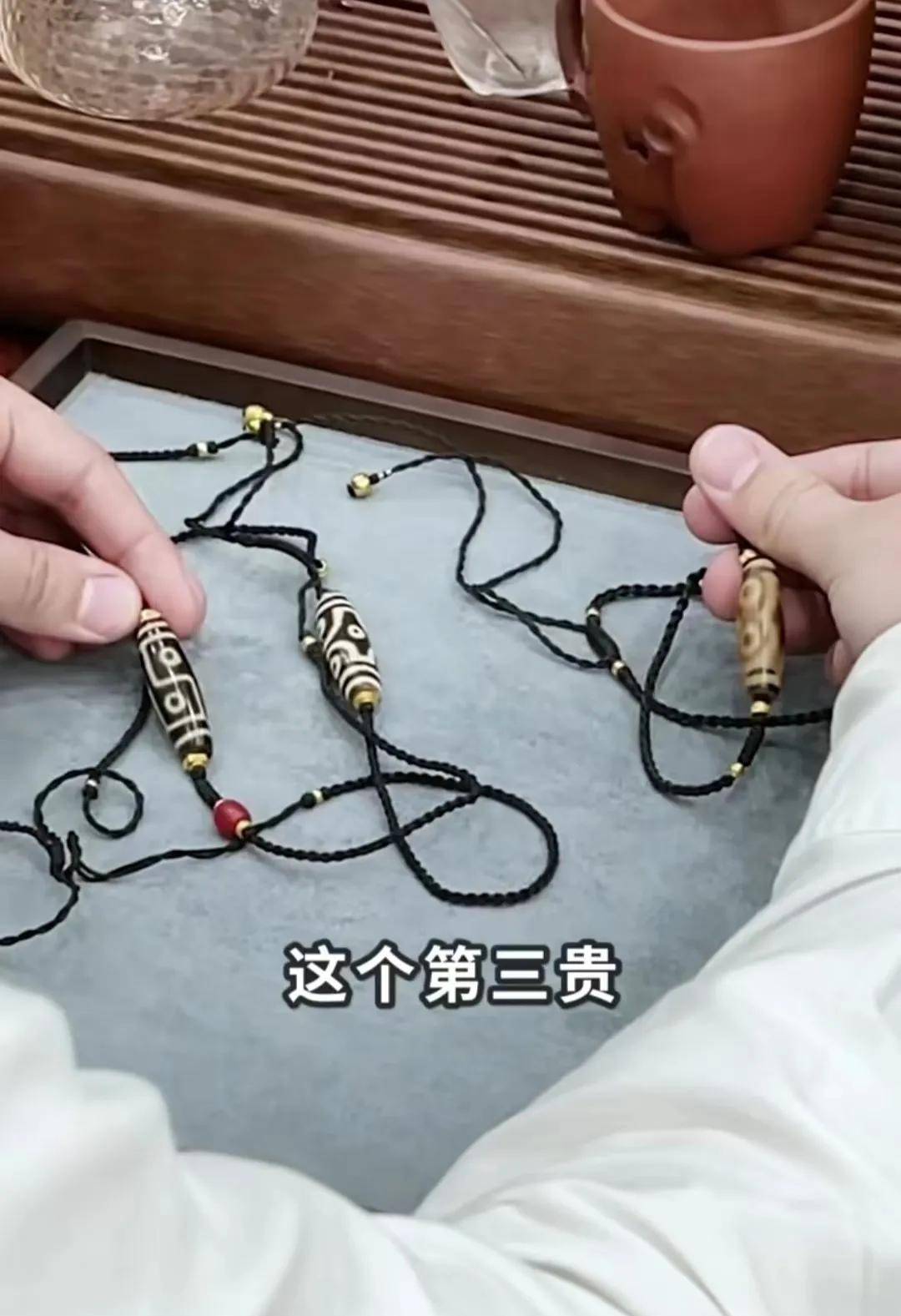 明星杨子向网友展示无价之宝十眼天珠,好友李亚鹏表示也想买一颗_古董