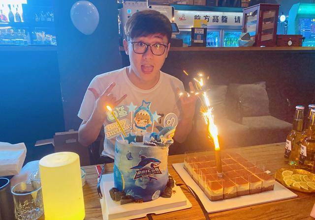 张萌斗鱼首秀,谈及cf网剧感慨万分,却逼着白鲨曝光4个女朋友?