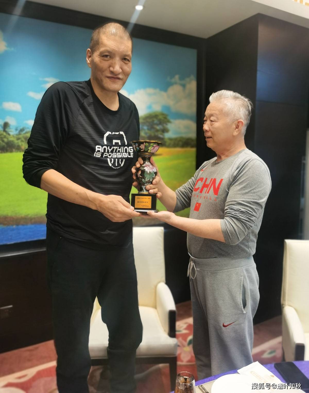 《兄弟间的承诺》一个珍藏了28年篮板王奖杯的故事