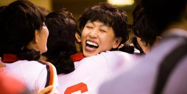 白浪饰演青年郎平,从拒绝到融入,体会到了母亲曾经的艰辛_中国女排