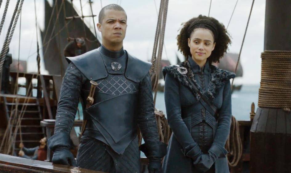 画面中古铜色的短刃被皮质铠甲紧紧的包住,随着无垢者首领的伸腿动作