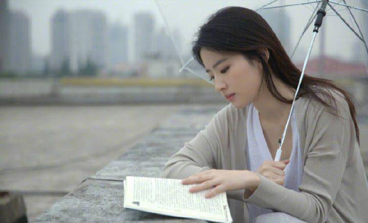 刘亦菲不愧是仙女,一身宽松黑灰休闲打扮,捧书撑伞清纯到骨子里_灰色