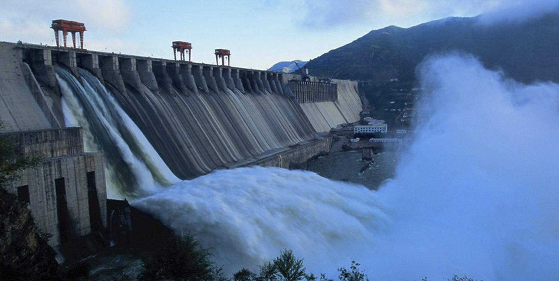 大坝右岸地处碑蝎子沟,左岸为朝鲜平安北道朔州郡九曲川水丰洞,它是