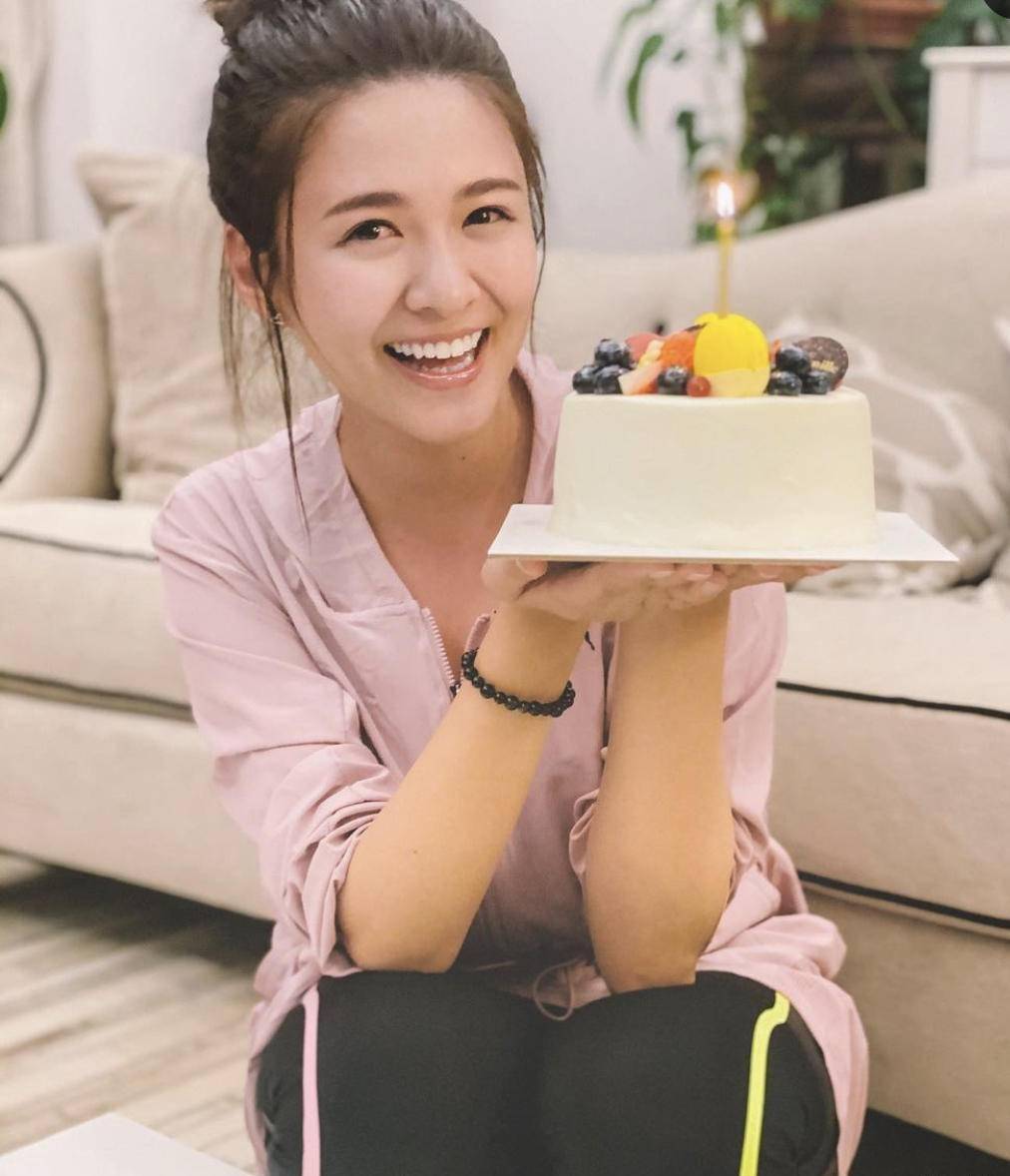 江嘉敏获姐妹团生日惊喜,误以为没交电费,发文引关注_社交_平台_冯