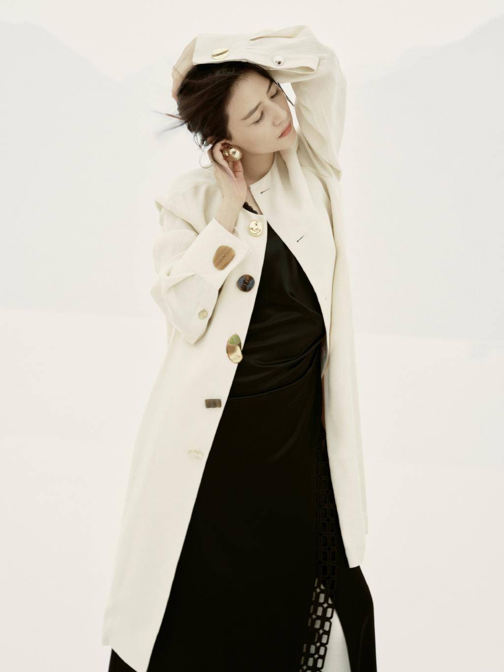 女神高圆圆解锁新刊时尚大片,连背影都美得很高级_黑色_经典_风衣