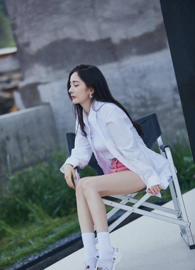 杨幂这也太瘦了,穿短靴都塞不满,网友留言多吃点_时尚_效果_条纹