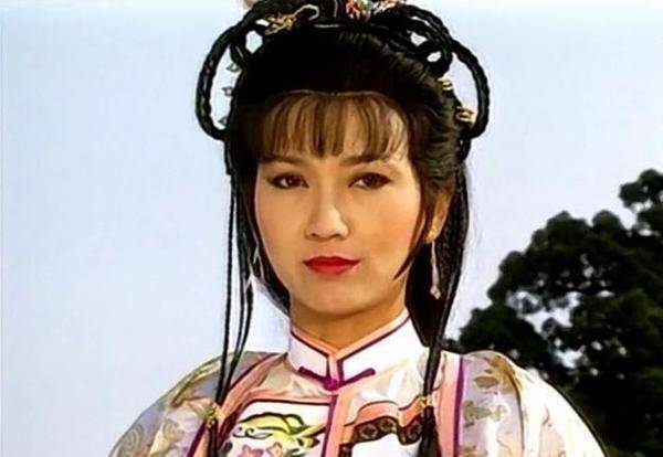 中,赵雅芝一人饰演三个角色,分别是盐帮帮主程淮秀,前督抚之女沈芳