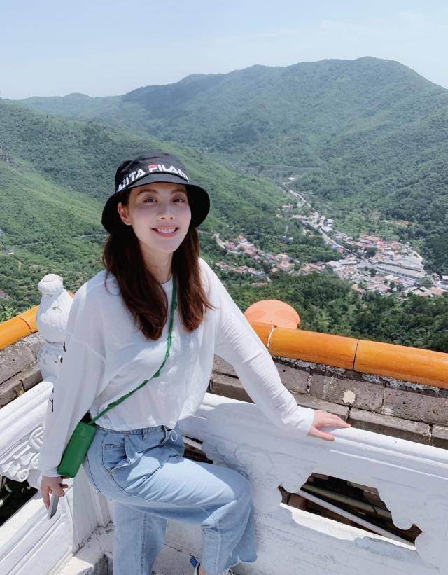 原雨168cm身材高挑,长相甜美,颜值一点都不输霍梅的扮演者曾黎呢,郑奇