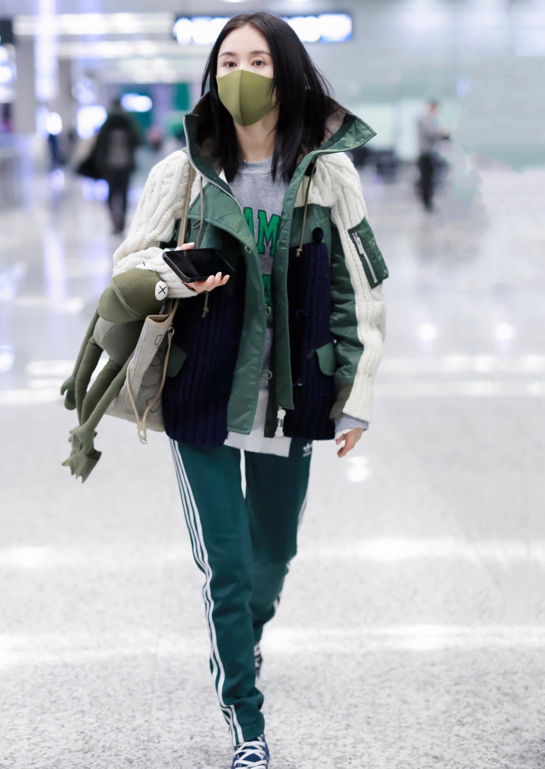 王子文身着的羽绒服版型其实是不太修身的,宽松的版型能够对于身材