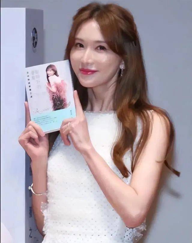 林志玲被家暴照片曝光,假体被打出来,日本丈夫多次出轨不敢离婚