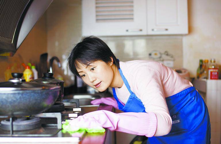 47岁女保姆哭诉:与雇主同吃同住,每月工资八千元,我却苦不可言_晓玉