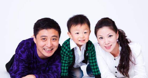 相声演员周炜:今45岁满头白发尽显沧桑,与女子站在一起像父女_妻子