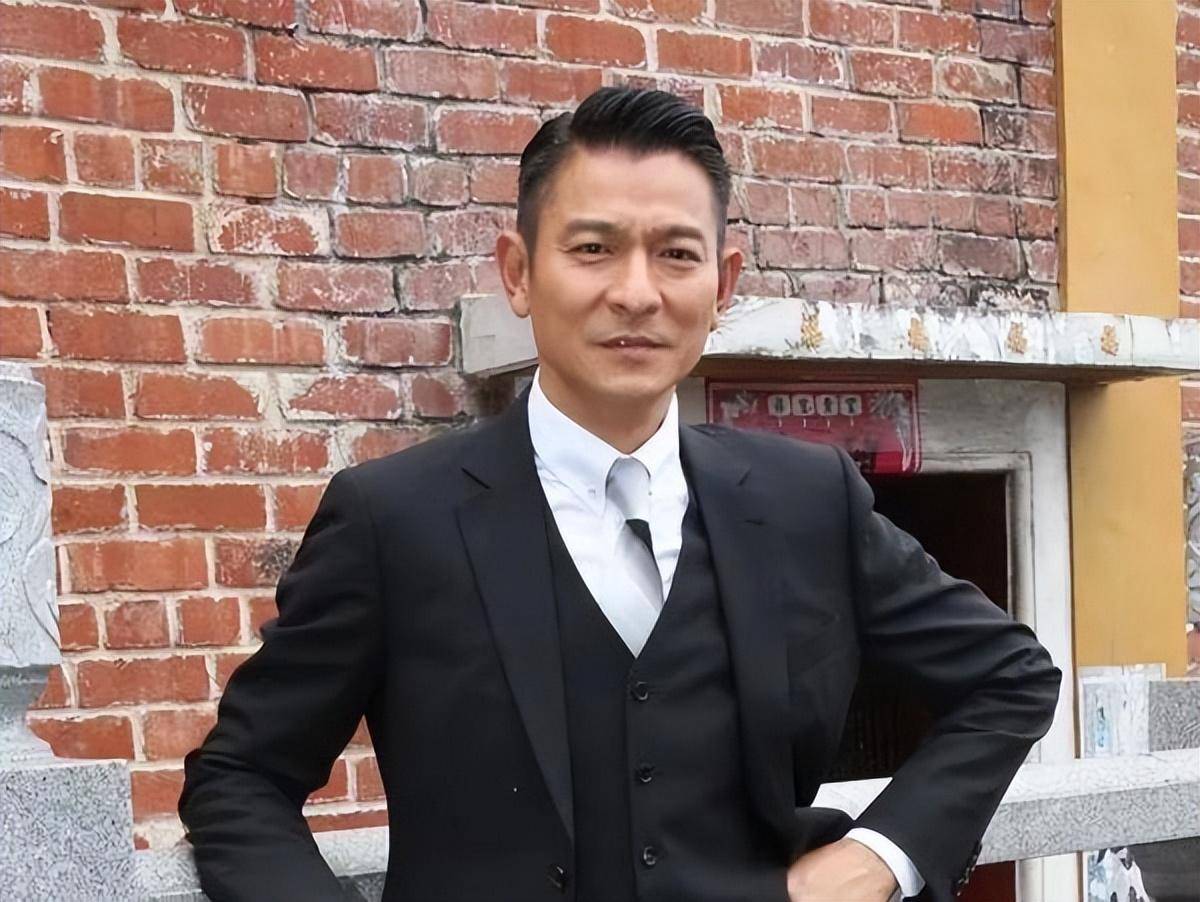 导演罗俊伟性交易被判刑10个月,还让女方扮狗舔脚趾_照片_罗于_电影