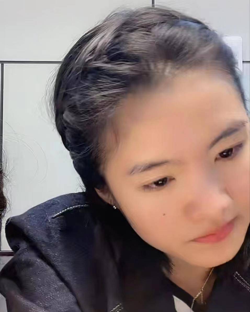 直播成背景板,困到打哈欠,网友:心疼uu_晋妈_崔晋和_大连