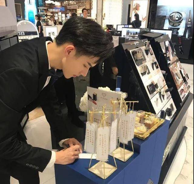 接下来是这位最帅柜哥许晋哲,看照片感受一下,这优越的侧脸轮廓↓一度