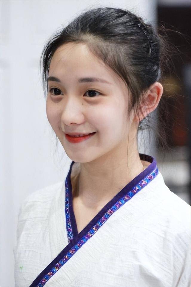 13岁"最丑谋女郎"被张艺谋劝退娱乐圈,24年后的今天,判若两人_敏芝