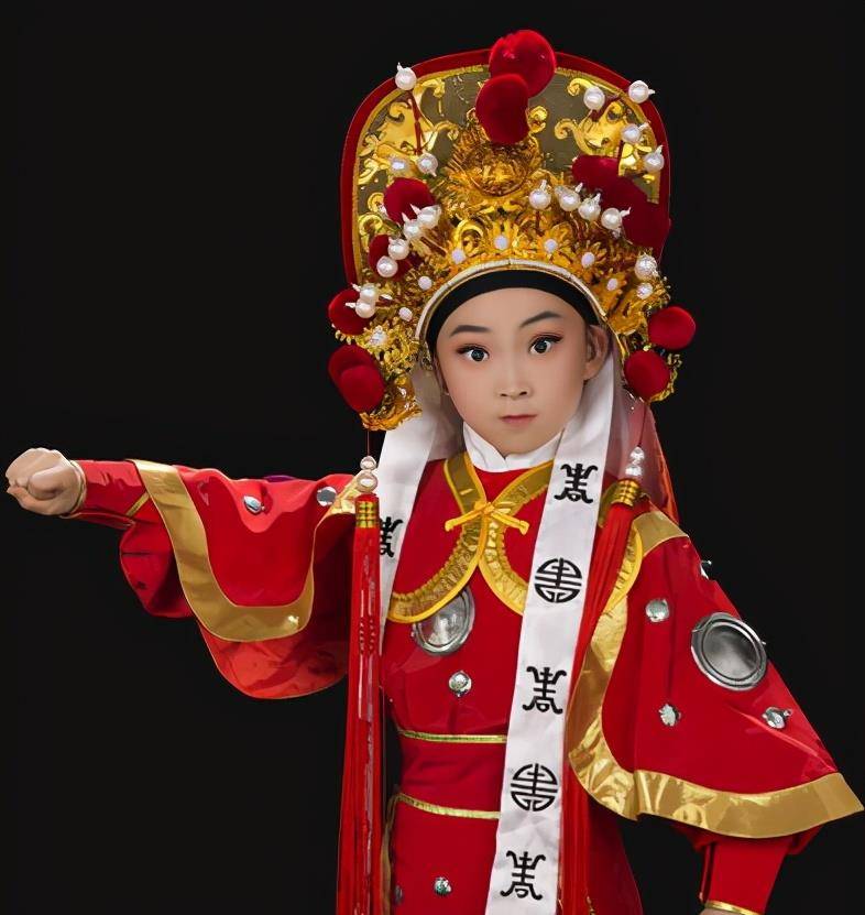 现在看来,妹妹邓鸣璐是幸运的,她的发展虽然越来越好,但也有足够的