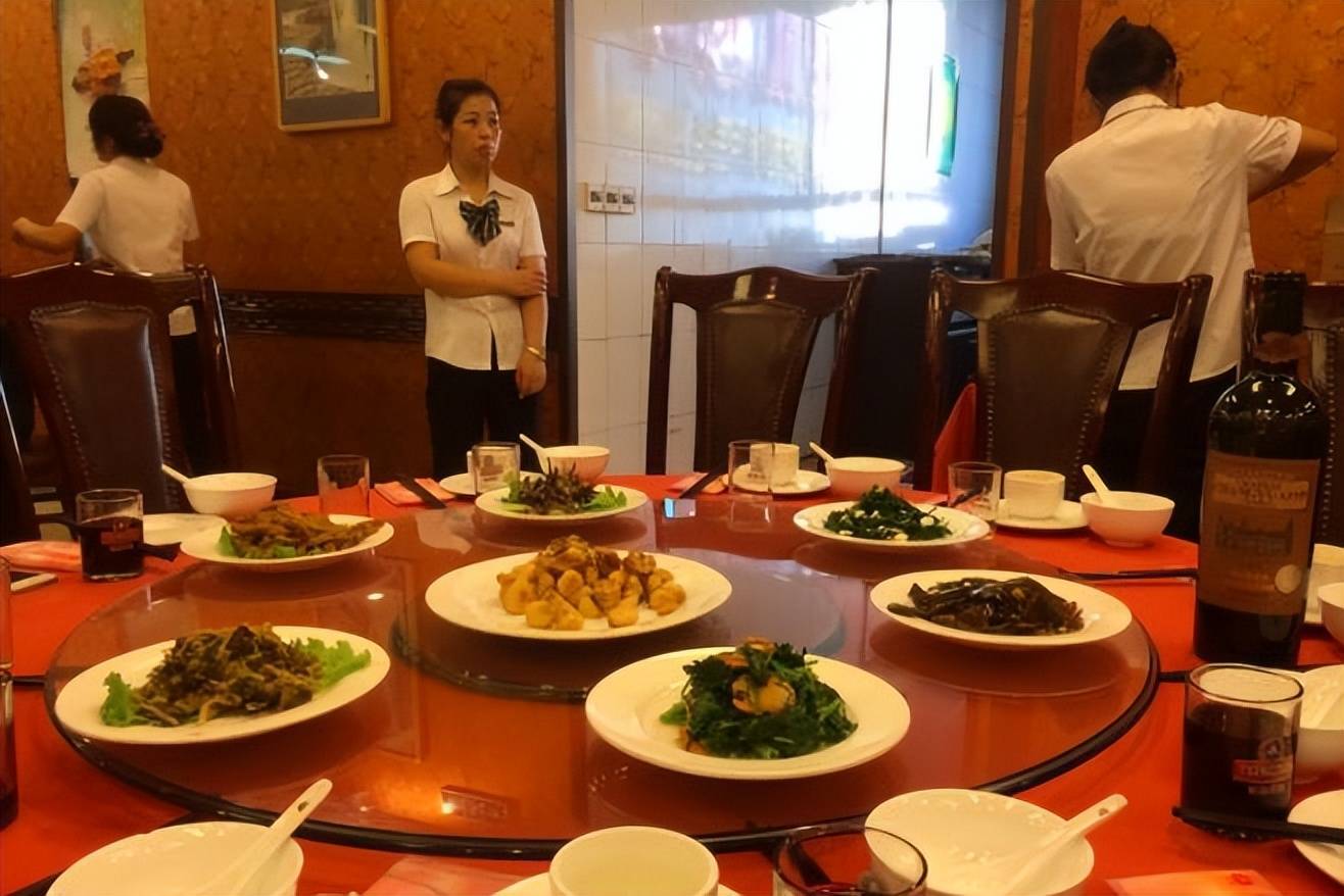 北京,一55岁大叔高端餐厅请客吃饭,自带2箱白酒,让服务员开瓶_李先生