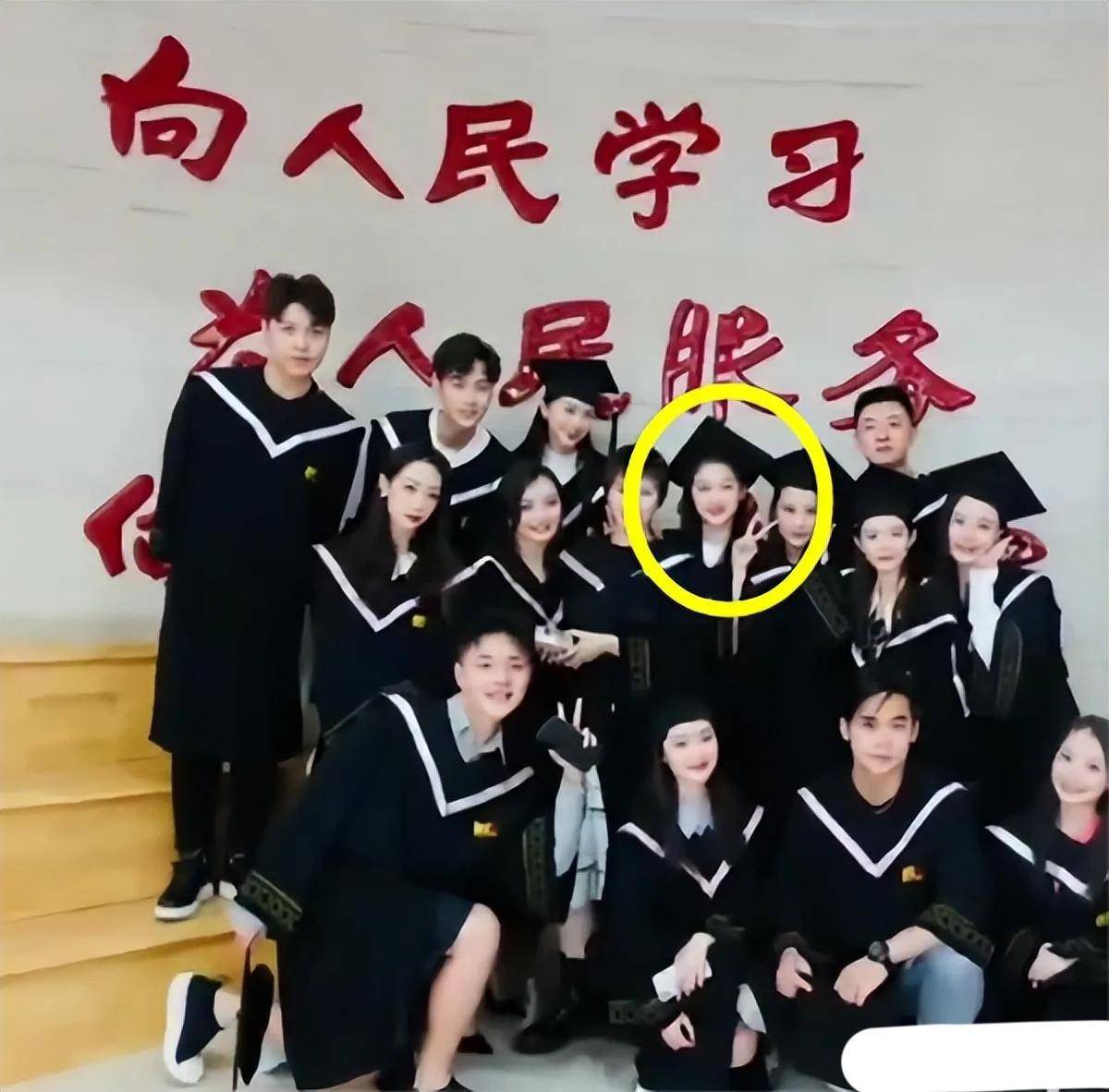 刘峰才25岁,与关晓彤周也郭俊辰是同班同学,虽然目前在娱乐圈的作品并