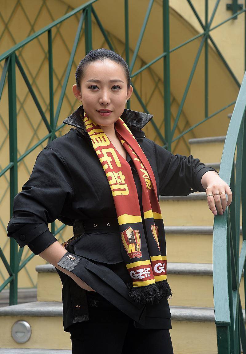 文筱婷把斜口衣带火了!