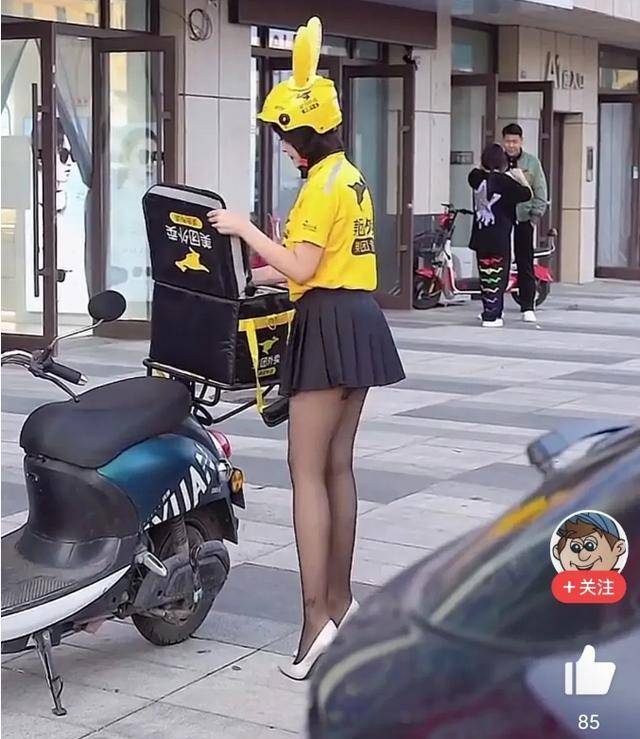 女"骑手"穿外卖服短裙当街热舞,网友:漂亮的外卖"媛"_美女_什么_眼球