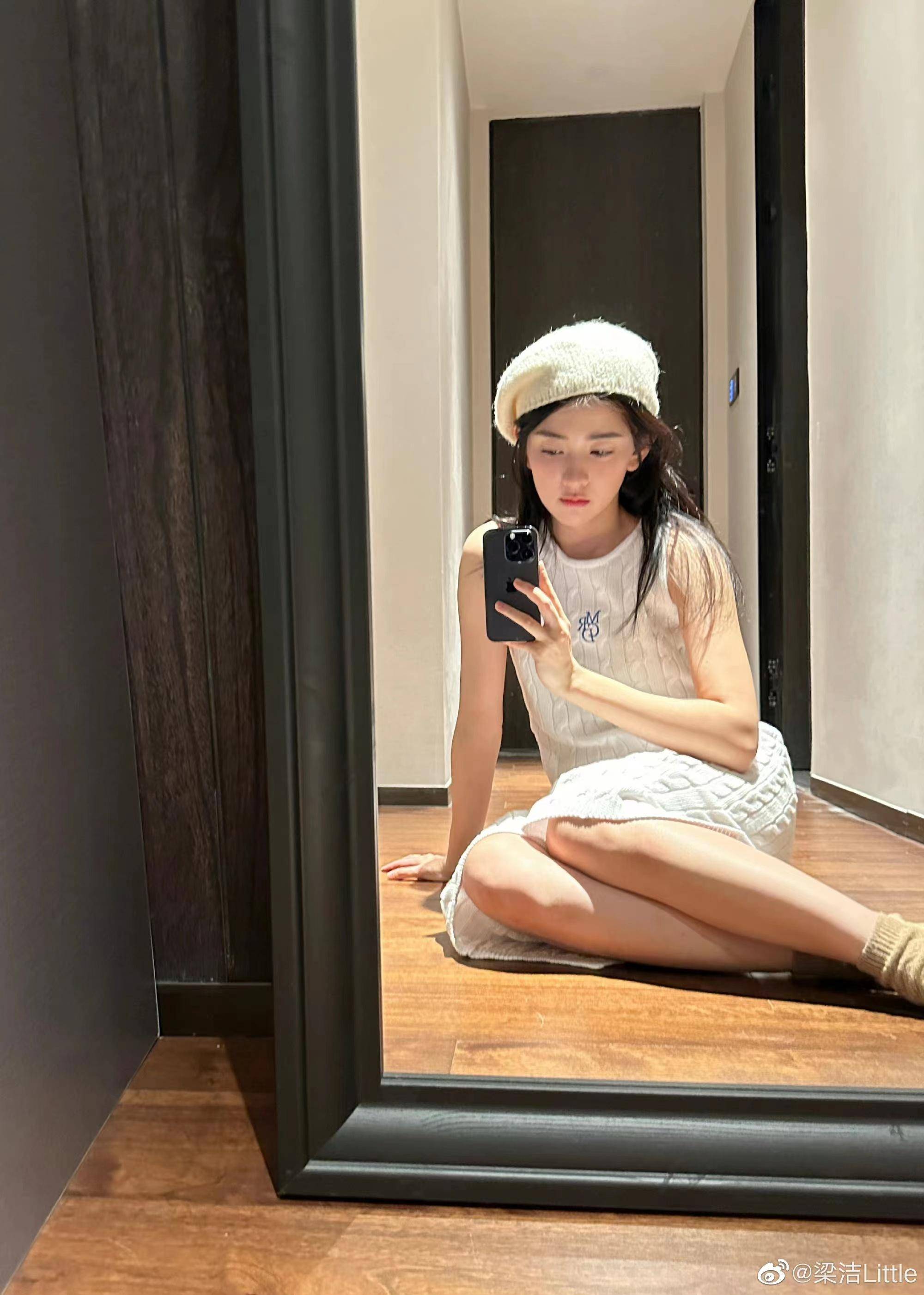 梁洁晒自拍照,穿白色针织套装裙,戴贝雷帽好甜美_造型_一身_漂亮